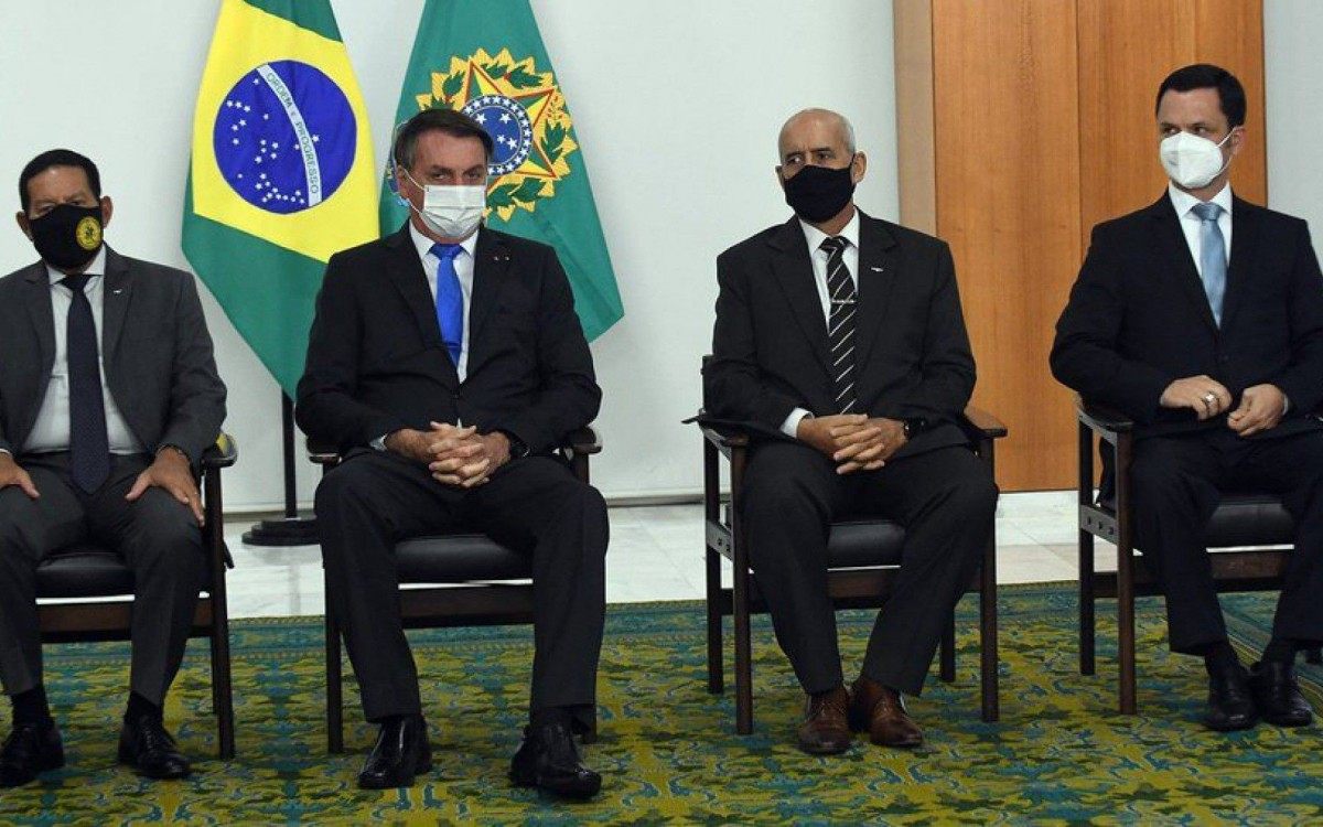 Bolsonaro oficializa ministros em posse fechada no Planalto
