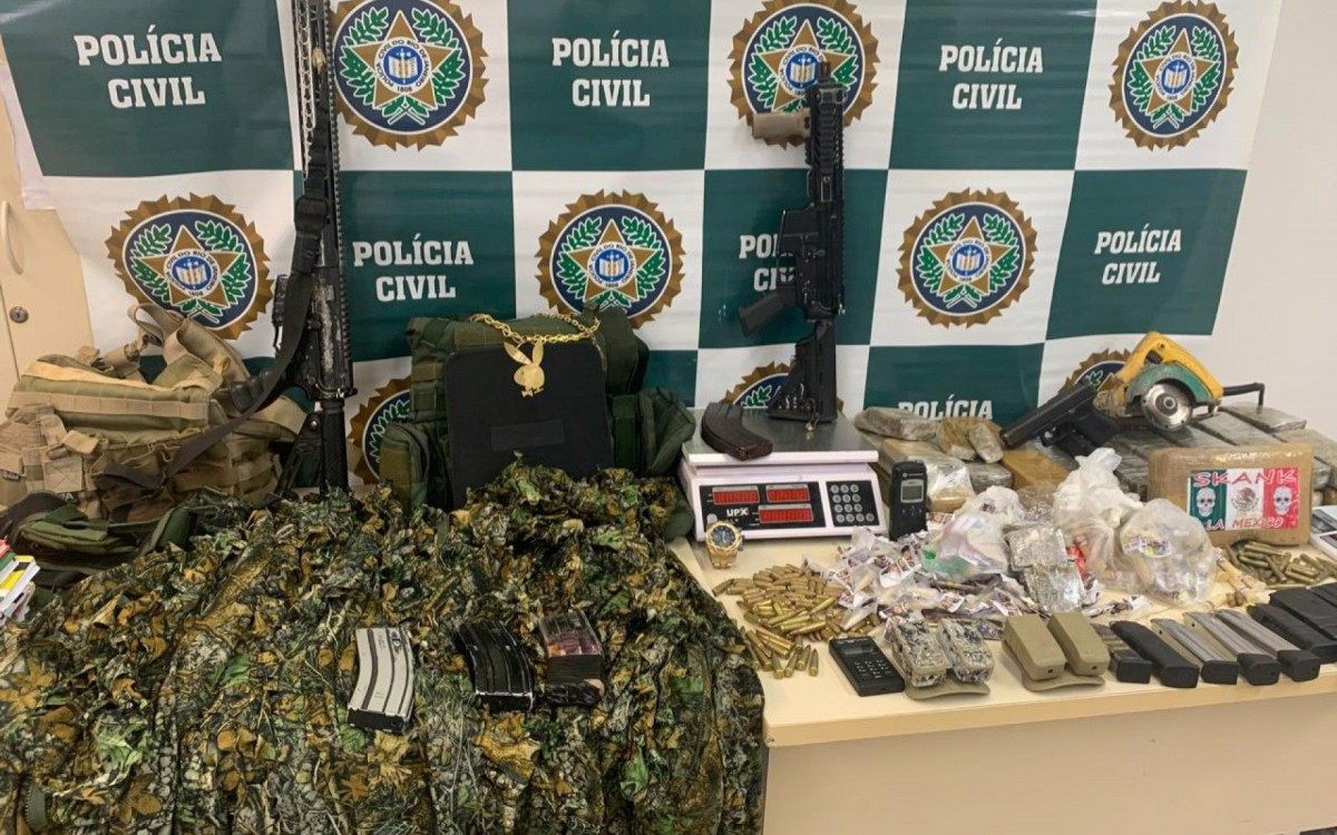 Foram apreendidos fuzis, pistolas, carregadores e munições, drogas e trajes camuflados - Divulgação/Polícia Civil 