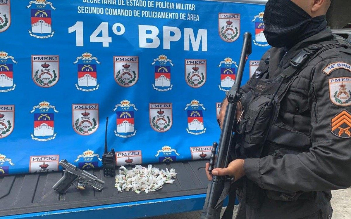 Criminoso &eacute; preso dentro de casa ap&oacute;s ser visto andando armado na rua, em Bangu, Zona Oeste do Rio