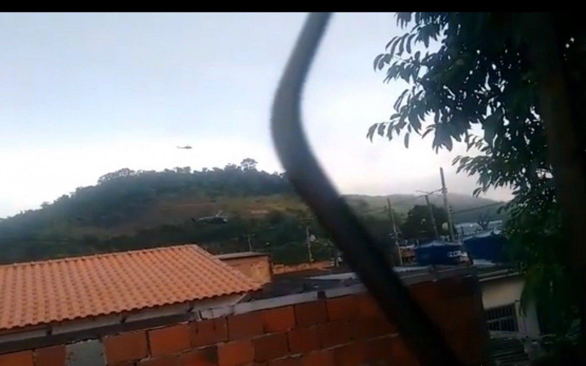 Helic&oacute;pteros da Pol&iacute;cia Civil realizaram sobrevoos no Complexo do Salgueiro, em S&atilde;o Gon&ccedil;alo