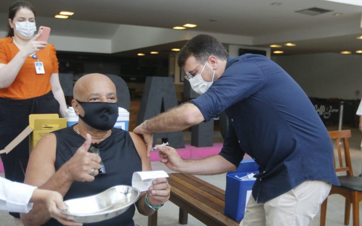 Secret&aacute;rio Municipal de Sa&uacute;de, Daniel Soranz, participa de inaugura&ccedil;&atilde;o de posto de vacina&ccedil;&atilde;o no Imperator