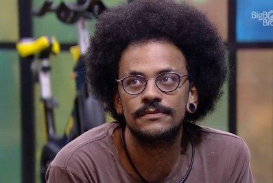 Ex-BBB João Luiz e namorado são perseguidos por fã em estrada: 'Não façam isso'