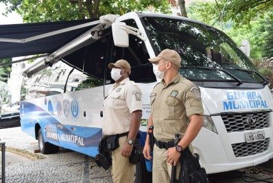 Guardas municipais apreendem 200 pinos de cocaína prendem um homem por importunação sexual 