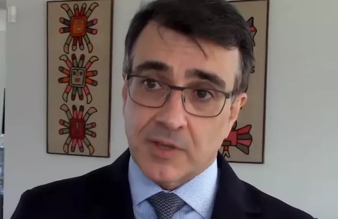 'Temos o direito de mudar de opini&atilde;o', diz Carlos Fran&ccedil;a sobre patentes de vacinas