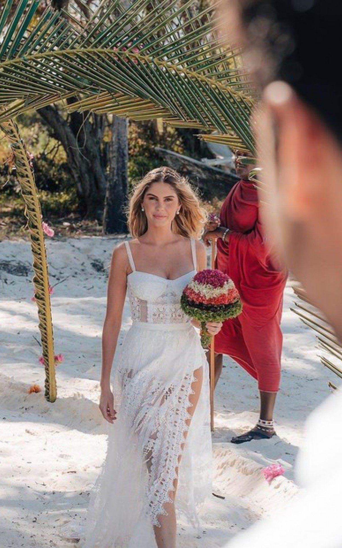 B&Atilde;&iexcl;rbara Evans e o marido, Gustavo Theodoro, fazem cerim&Atilde;Žnia simb&Atilde;&sup3;lica de casamento na Tanz&Atilde;&cent;nia