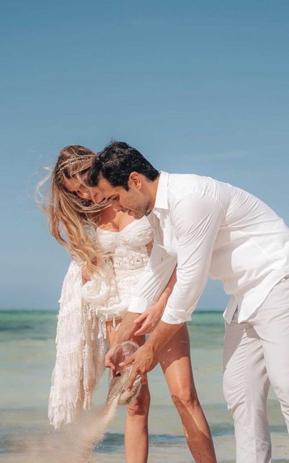 B&aacute;rbara Evans e o marido, Gustavo Theodoro, fazem cerim&ocirc;nia simb&oacute;lica de casamento na Tanz&acirc;nia