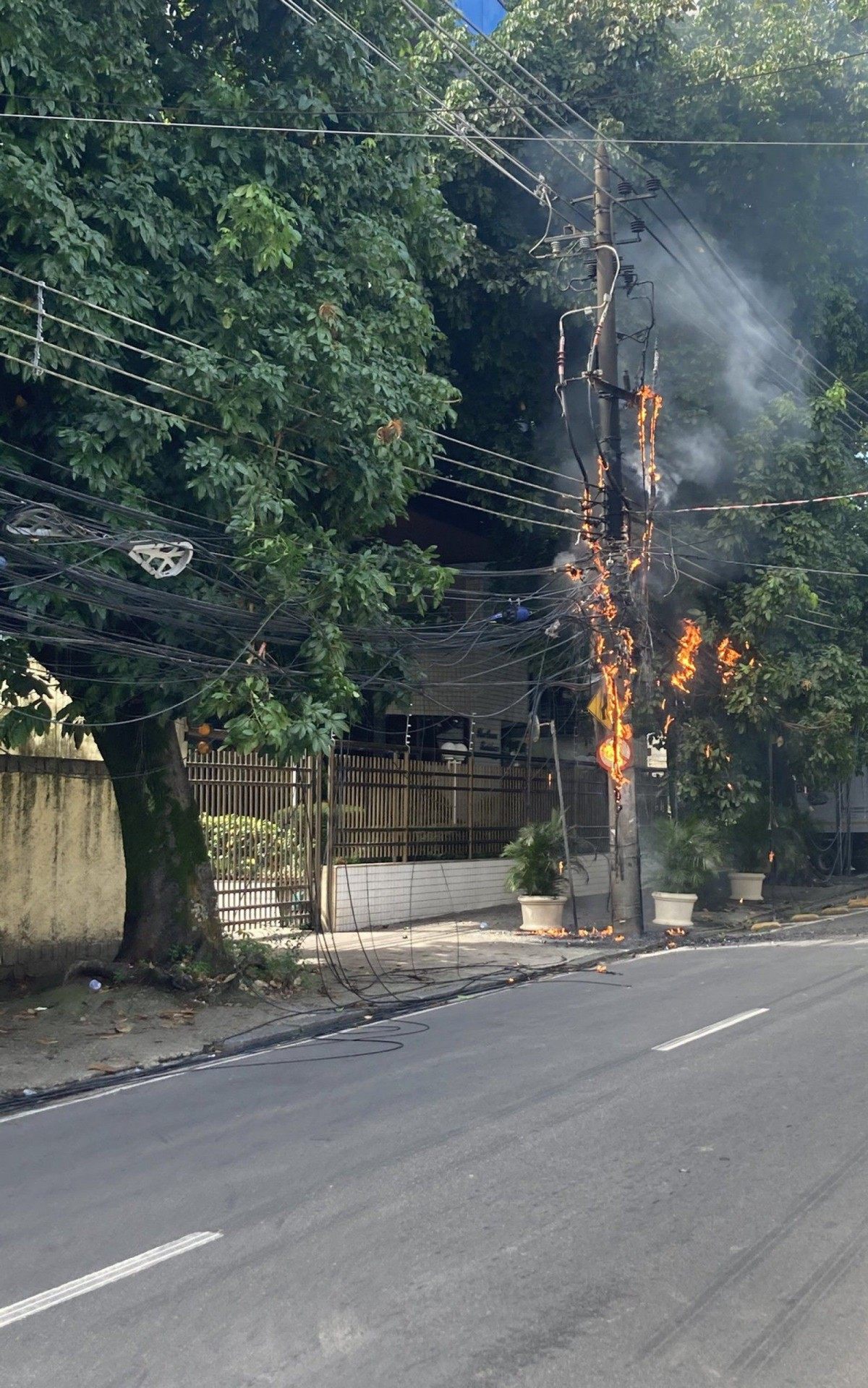 Inc&ecirc;ndio em fia&ccedil;&atilde;o na Rua Tirol, na altura da rua Geminiano G&oacute;is, no bairro da Freguesia, na Zona Oeste do Rio 