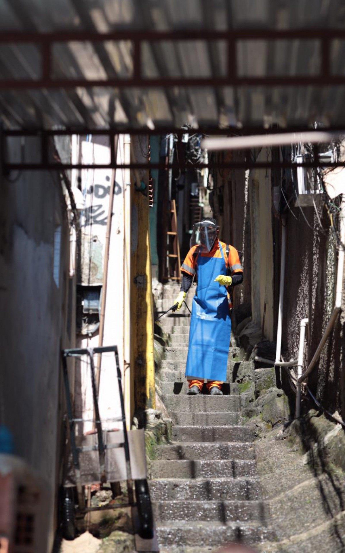 Comlurb promoveu opera&ccedil;&atilde;o de sanitiza&ccedil;&atilde;o contra coronav&iacute;rus em diversas comunidades da cidade