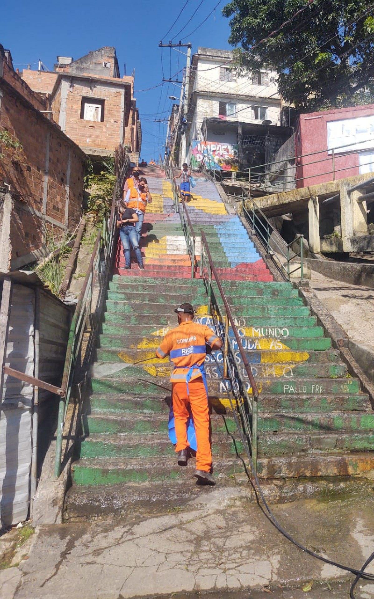 Comlurb promoveu opera&ccedil;&atilde;o de sanitiza&ccedil;&atilde;o contra coronav&iacute;rus em diversas comunidades da cidade
