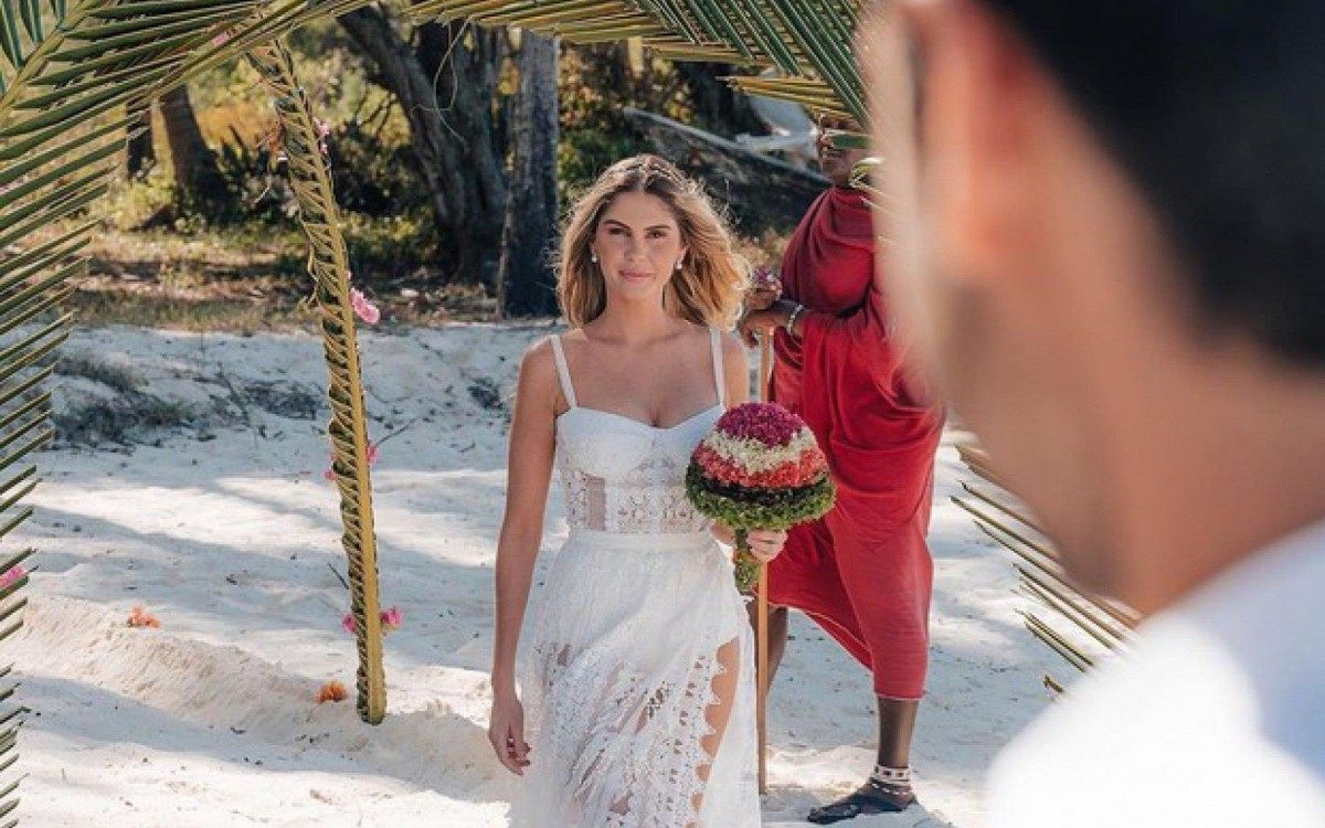 B&Atilde;&iexcl;rbara Evans e o marido, Gustavo Theodoro, fazem cerim&Atilde;Žnia simb&Atilde;&sup3;lica de casamento na Tanz&Atilde;&cent;nia