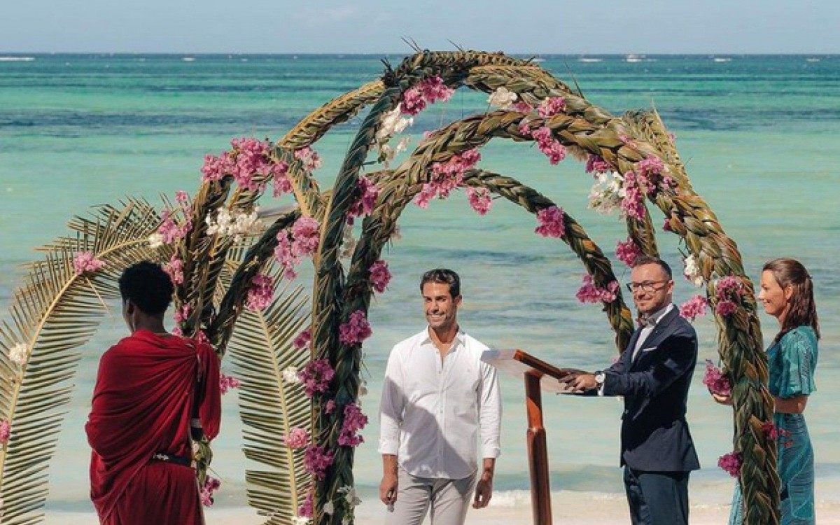 B&aacute;rbara Evans e o marido, Gustavo Theodoro, fazem cerim&ocirc;nia simb&oacute;lica de casamento na Tanz&acirc;nia