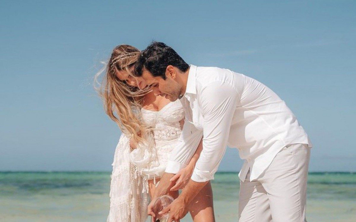 B&aacute;rbara Evans e o marido, Gustavo Theodoro, fazem cerim&ocirc;nia simb&oacute;lica de casamento na Tanz&acirc;nia