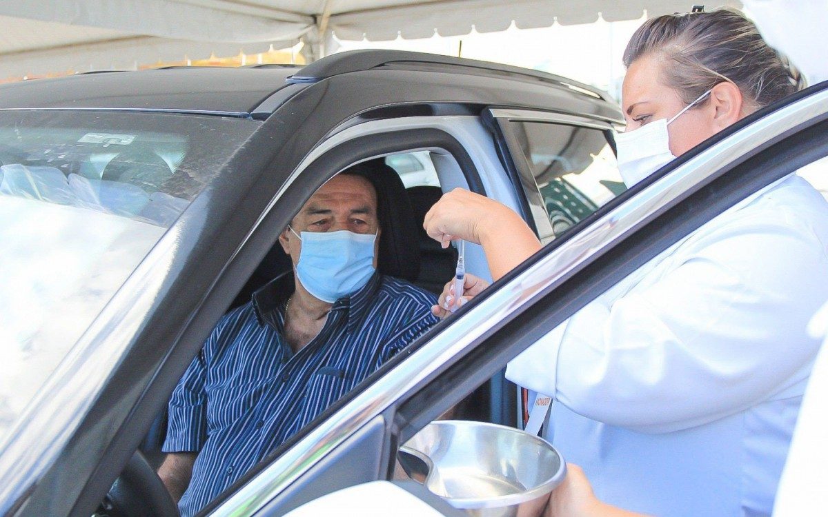 Jorge Perlingeiro recebe a segunda dose da vacina 