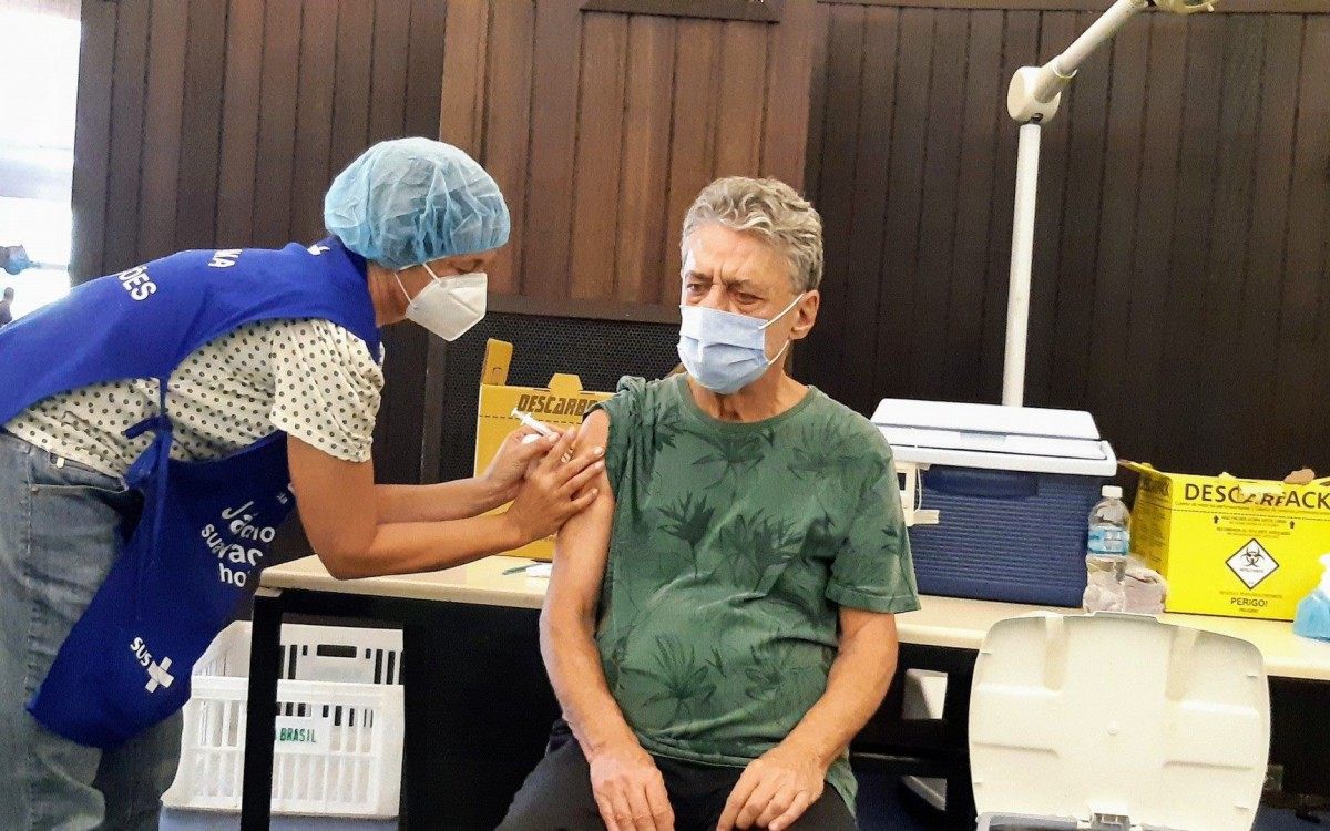 Chico Buarque recebe vacina contra o coronav&iacute;rus