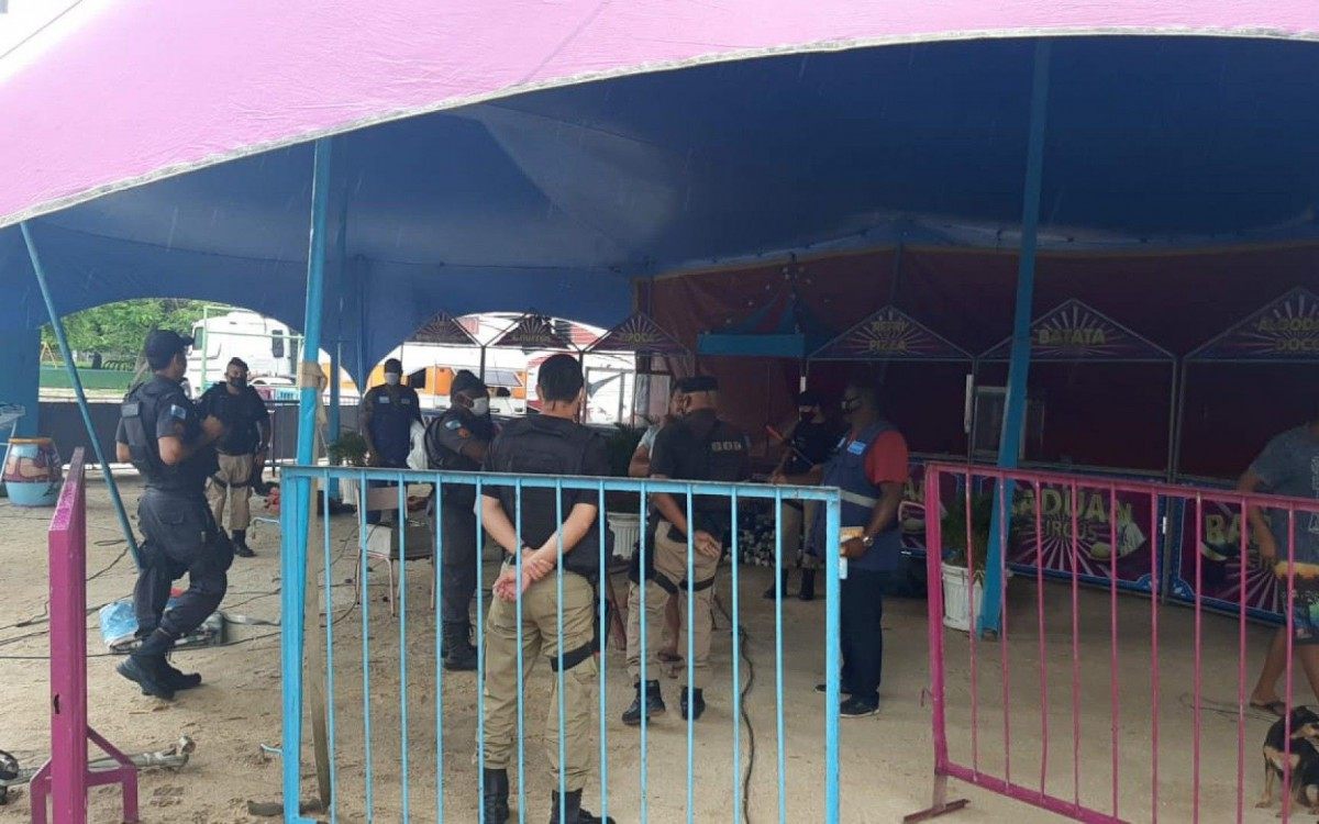 Circo irregular &eacute; desmontado em Sepetiba, Zona Oeste do Rio 