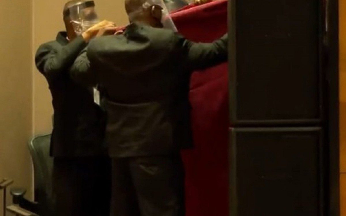 Edmar Santos chega a tribunal escondido por len&ccedil;ol; depoimento ser&aacute; atr&aacute;s de biombo