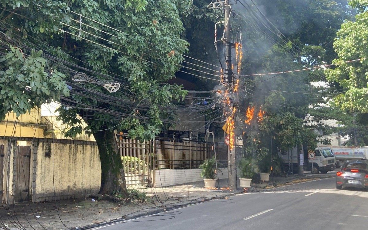 Inc&ecirc;ndio em fia&ccedil;&atilde;o na Rua Tirol, na altura da rua Geminiano G&oacute;is, no bairro da Freguesia, na Zona Oeste do Rio 