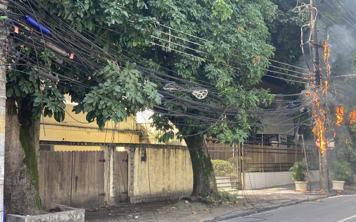 Inc&ecirc;ndio em fia&ccedil;&atilde;o na Rua Tirol, na altura da rua Geminiano G&oacute;is, no bairro da Freguesia, na Zona Oeste do Rio 