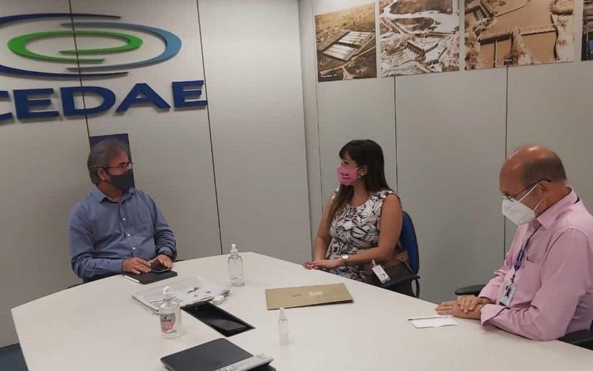 Enes Oliveira prometeu dar continuidade &agrave;s obras de amplia&ccedil;&atilde;o da rede nos bairros Monjolos e Trindade e tamb&eacute;m enviar t&eacute;cnicos para avaliar as solicita&ccedil;&otilde;es encaminhadas por Priscilla Canedo (PT)