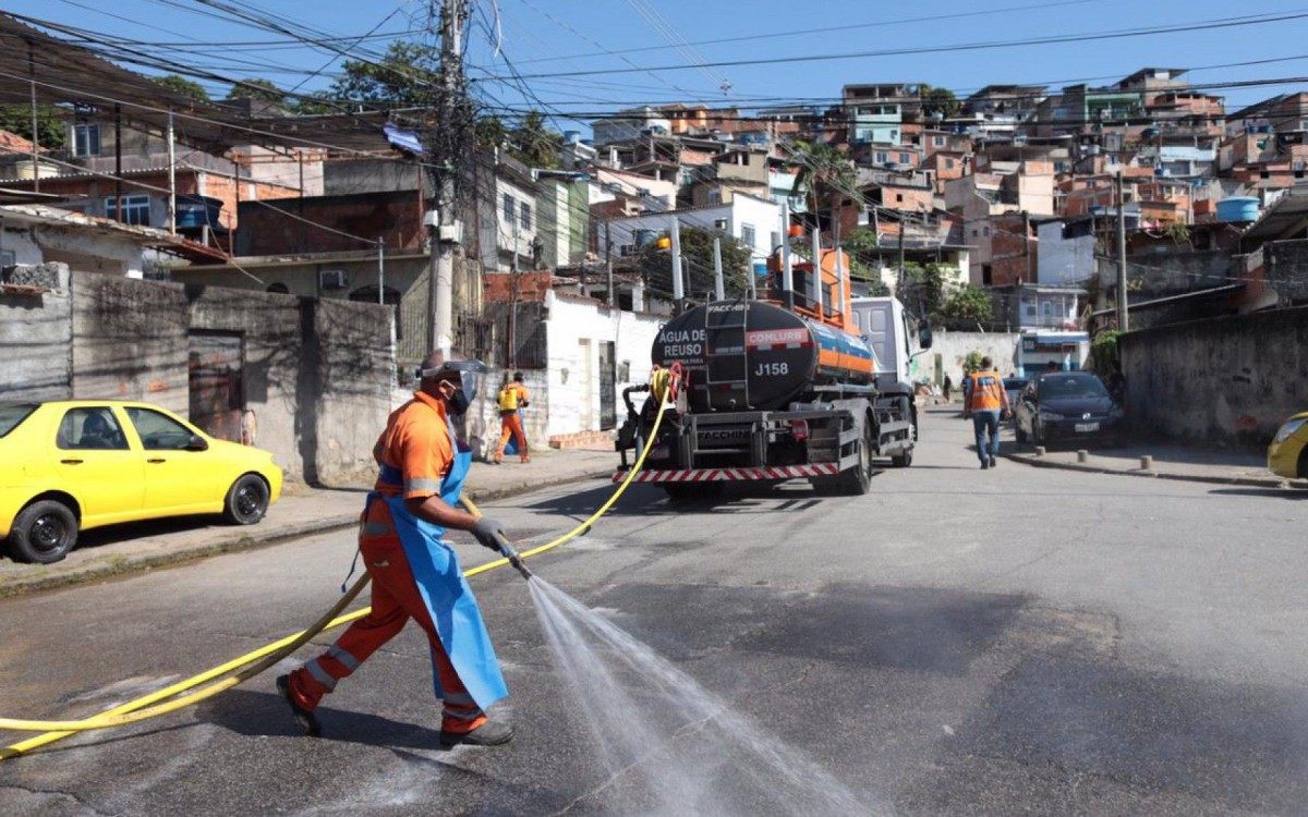 Comlurb promoveu opera&ccedil;&atilde;o de sanitiza&ccedil;&atilde;o contra coronav&iacute;rus em diversas comunidades da cidade
