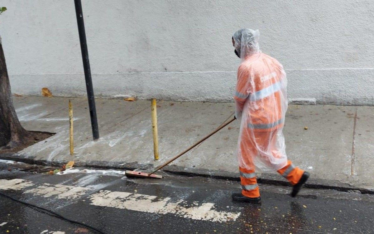 Trabalhos foram feitos por 24 garis