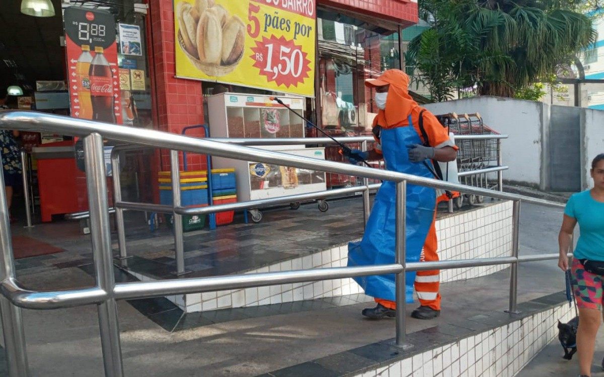 Os trabalhos foram realizados por 24 garis, com o apoio de quatro pipas d'&aacute;gua e oito pulverizadores