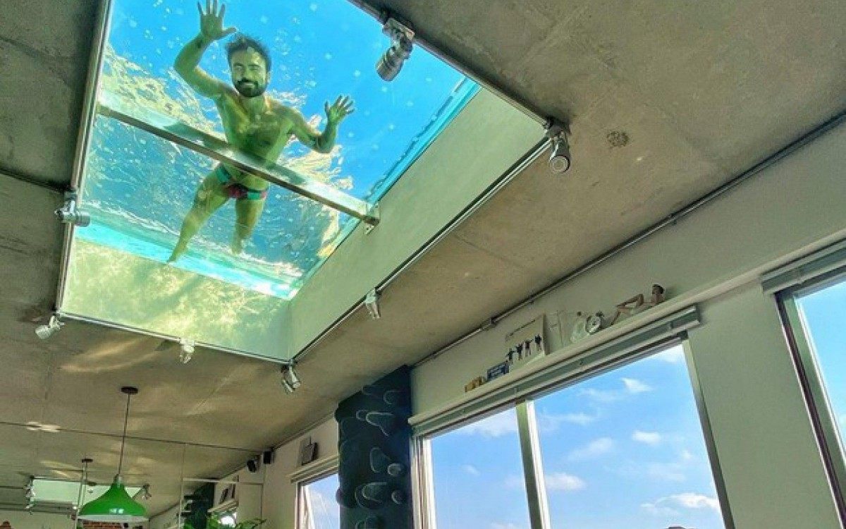 Mauro Sousa, filho de Maur&iacute;cio de Sousa, tem uma piscina transparente no teto de casa
