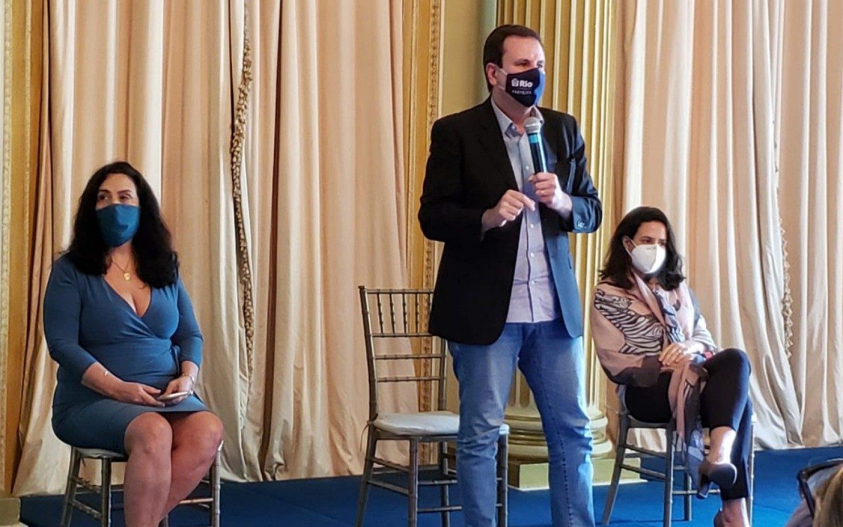 A interventora do BRT, Cl&aacute;udia Secin, o prefeito Eduardo Paes, e a secret&aacute;ria municipal de Transportes, Ma&iacute;na Celidonio