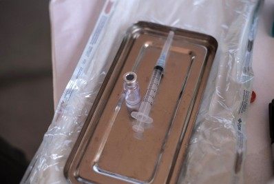 Covid-19: Espanha autoriza terceira dose da vacina para maiores de 70 anos