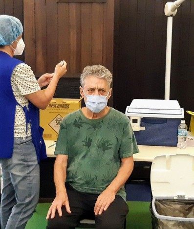 Chico Buarque recebe vacina contra o coronavírus - AgNews