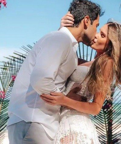 B&aacute;rbara Evans e o marido, Gustavo Theodoro, fazem cerim&ocirc;nia simb&oacute;lica de casamento na Tanz&acirc;nia - ReproduÃ§Ã£o Internet