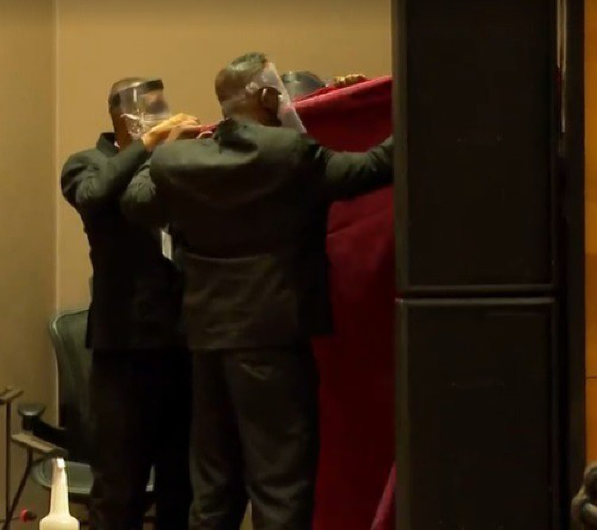 Edmar Santos chega a tribunal escondido por lençol; depoimento será atrás de biombo - Reprodução / TV Globo