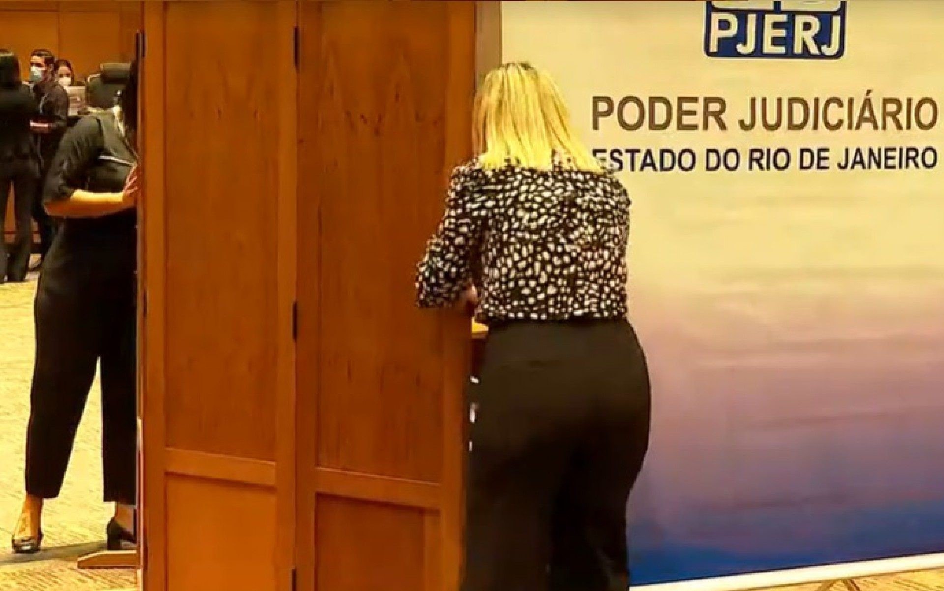 Ap&oacute;s chegar a tribunal escondido por len&ccedil;ol; o depoimento de Edmar Santos &eacute; feito atr&aacute;s de um  biombo - Reprodu&ccedil;&atilde;o / TV Globo