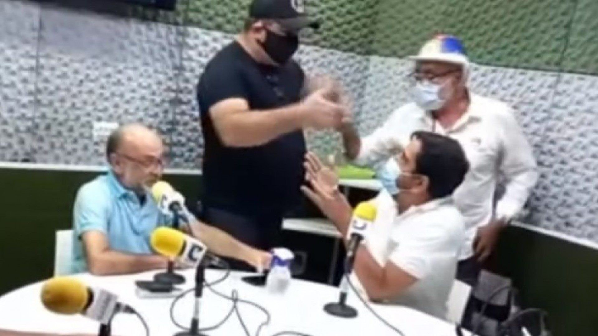V&iacute;deo: homens invadem r&aacute;dio e amea&ccedil;am locutor que criticou Jair Bolsonaro