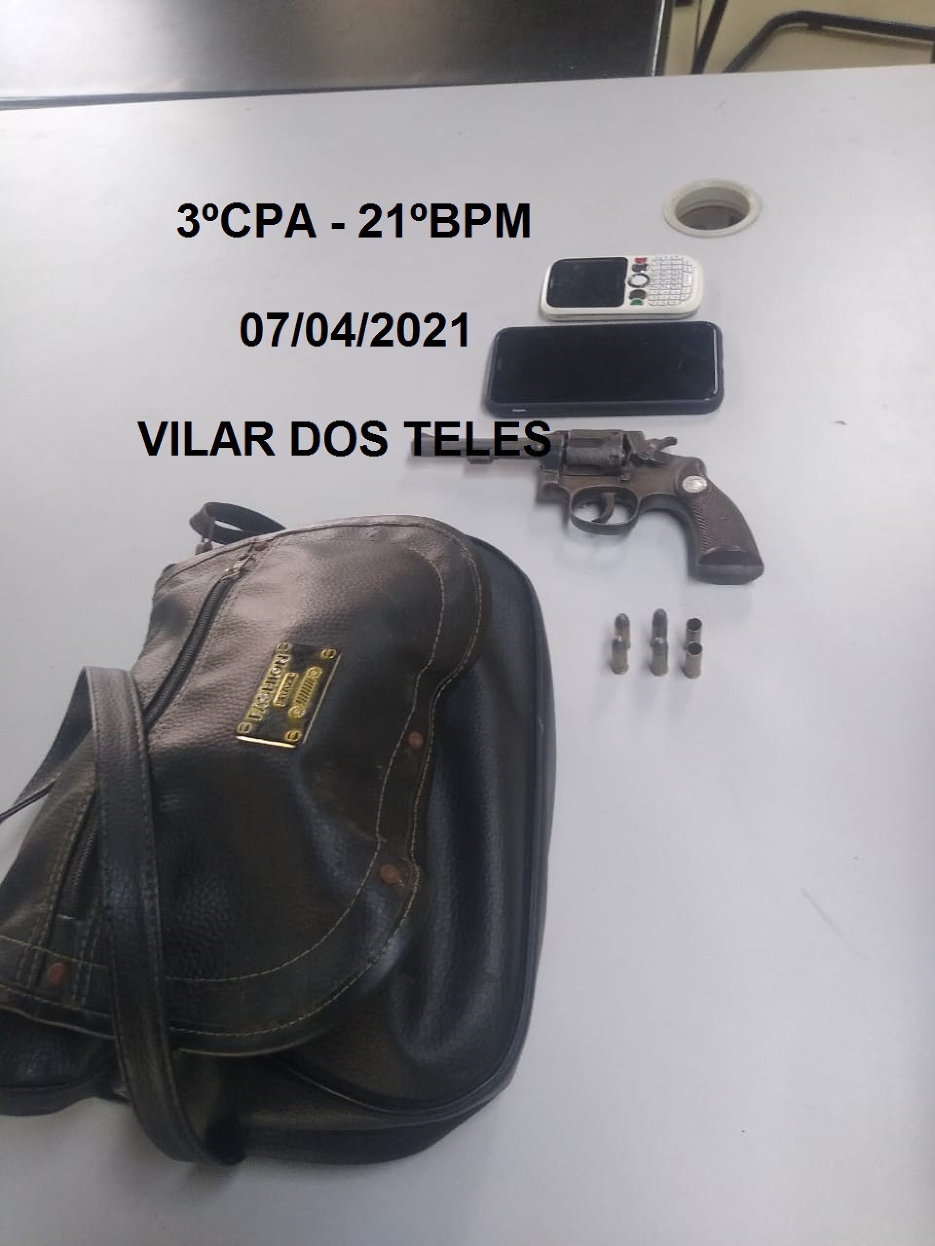 Foram apreendidos um revólver e dois celulares  - Divulgação/PMERJ
