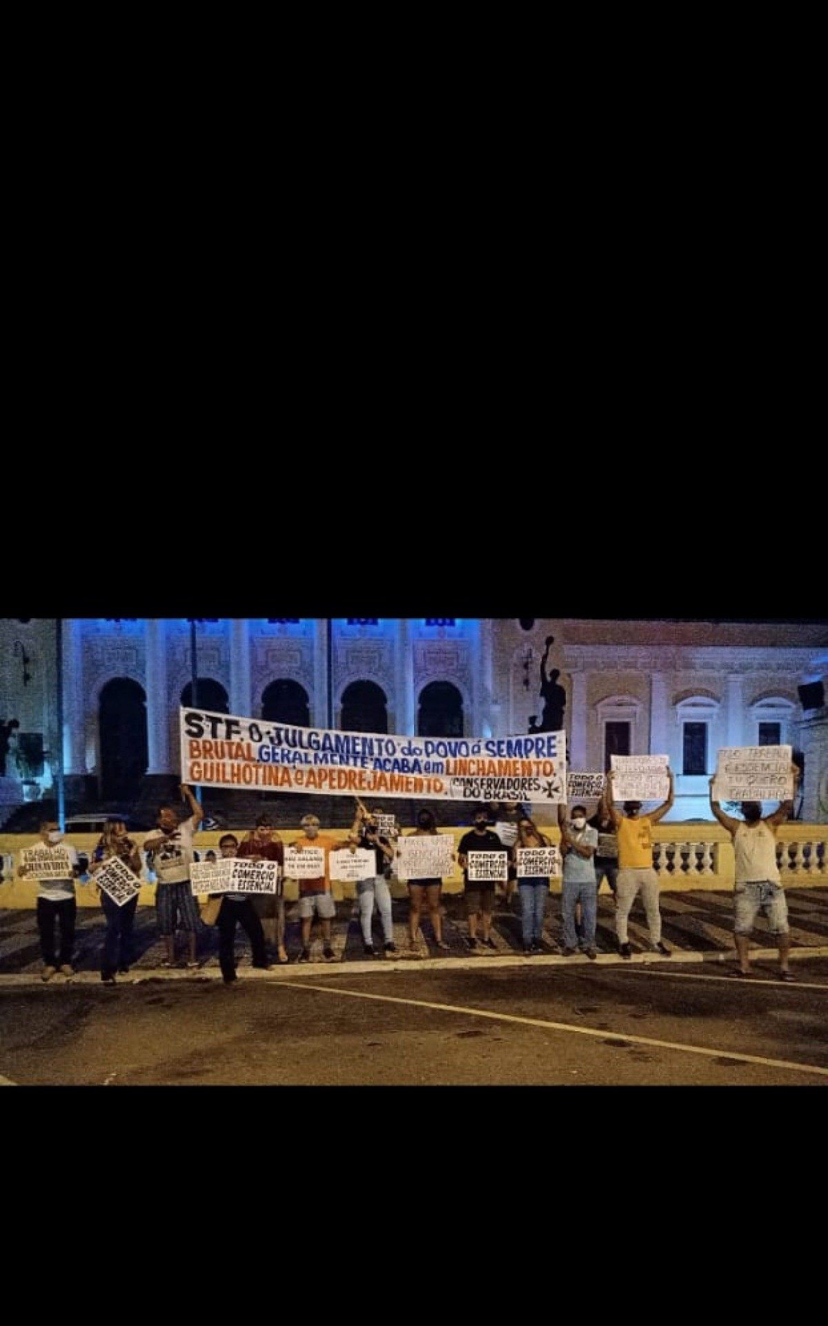 Cerca de 100 pessoas estiveram na manifestação. Em meio ao encerramento ou enxugamento de medidas de alívio dos reflexos da pandemia e desemprego em alta, projeção é que o PIB (Produto Interno Bruto) só deverá recuperar o patamar pré-pandemia em 2022