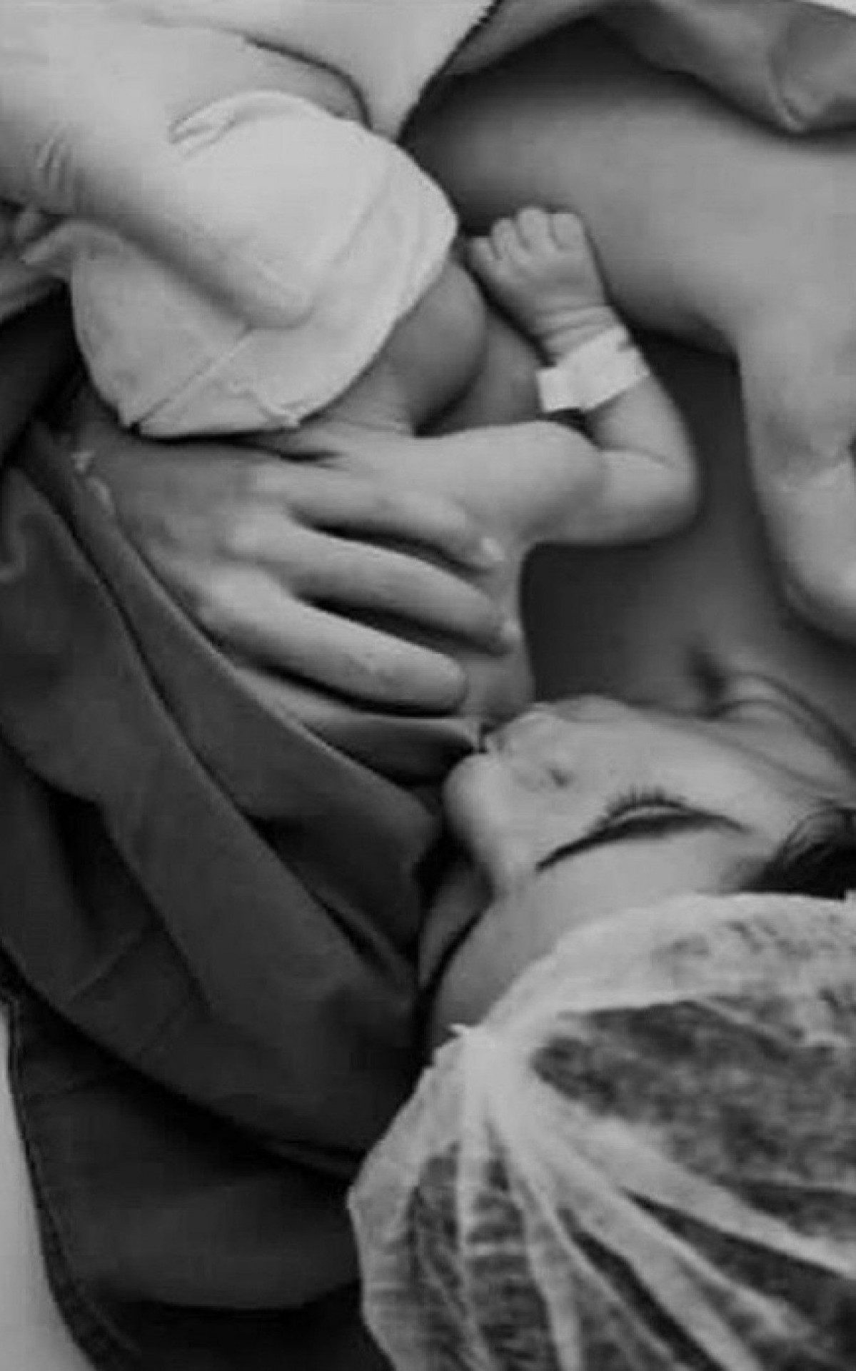 Andr&eacute;ia Sadi abra&ccedil;a os dois rec&eacute;m-nascidos