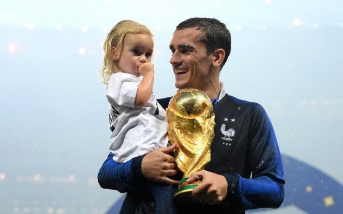 Griezmann com a primog&ecirc;nita Mia