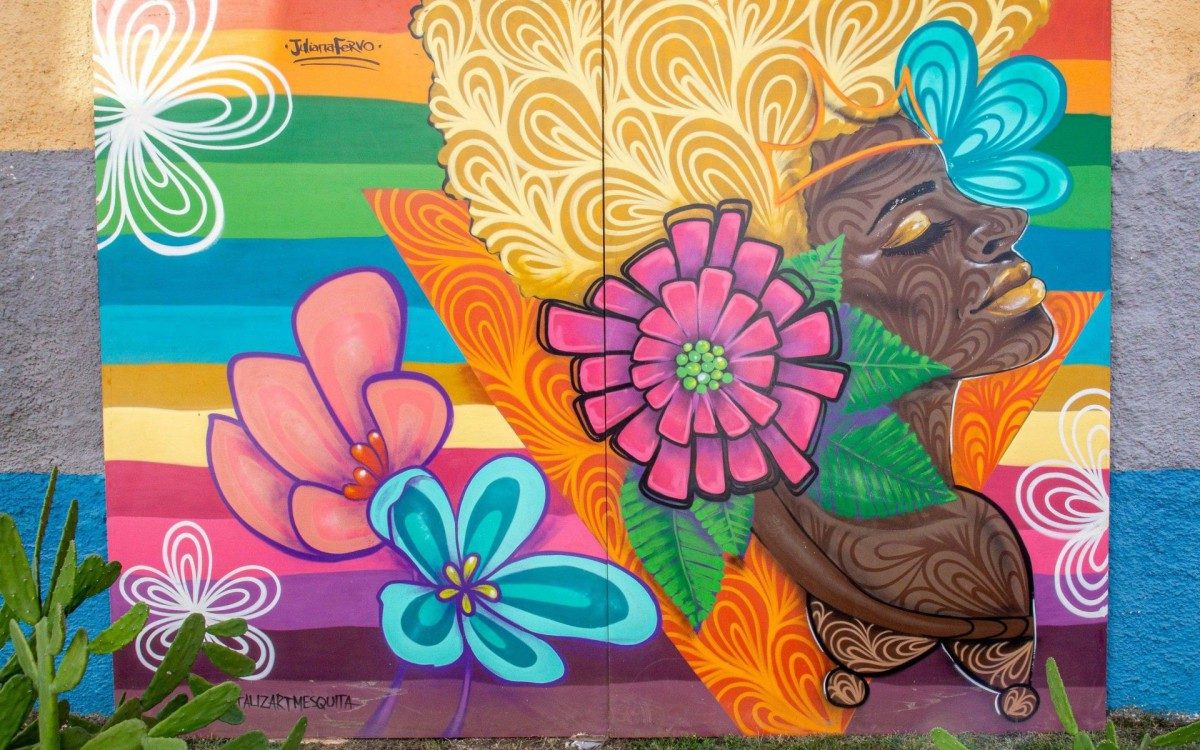 Pain&eacute;is do projeto Revitaliz&rsquo;Art expostos no drive-thru de vacina&ccedil;&atilde;o em Mesquita