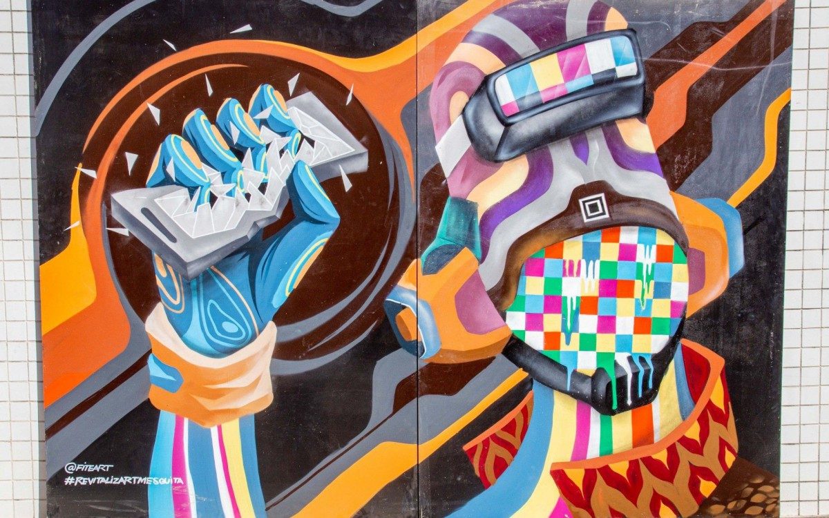 Pain&eacute;is do projeto Revitaliz&rsquo;Art expostos no drive-thru de vacina&ccedil;&atilde;o em Mesquita