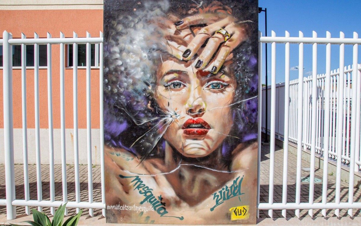 Pain&eacute;is do projeto Revitaliz&rsquo;Art expostos no drive-thru de vacina&ccedil;&atilde;o em Mesquita