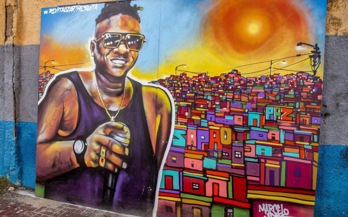 Pain&eacute;is do projeto Revitaliz&rsquo;Art expostos no drive-thru de vacina&ccedil;&atilde;o em Mesquita