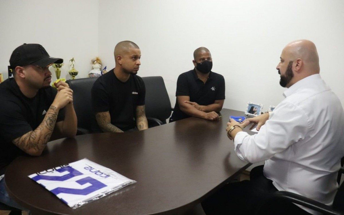 Herdeiros de Marcelinho Carioca, o volante Matheus e o apoiador Lucas acertaram com o Azul&atilde;o at&eacute; o fim do Paulista
