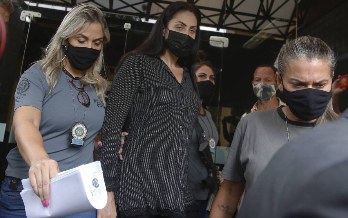 Policia - Caso Henry Borel- Policia Civil prendeu na manha de hoje o casal, vereador Jairinho e Monique Medeiros, padastro e mae do menino Henry Borel. Eles sao acusados de terem torturado e matado o pequeno Henry. Na foto, Monique Medeiros, mae de Henry, deixa a 16 delegacia, na Barra da Tijuca, zona oeste do Rio, seguindo para custodia. - Reginaldo Pimenta 