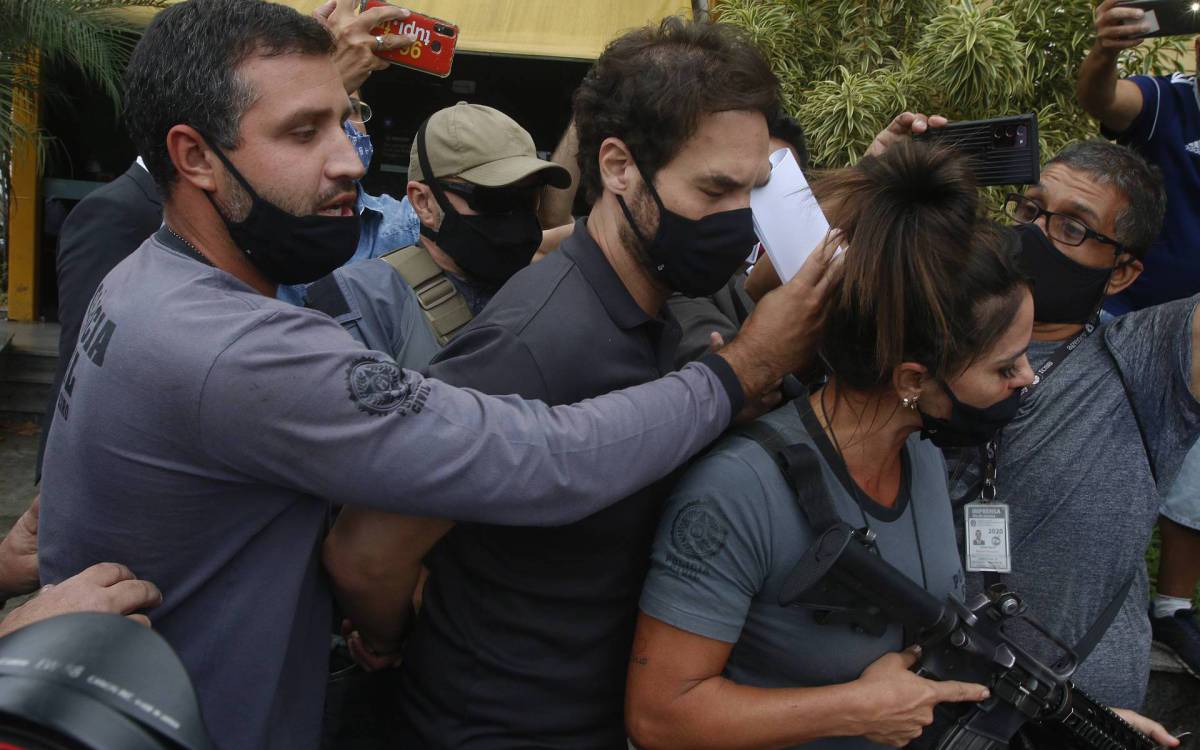 Policia - Caso Henry Borel- Policia Civil prendeu na manha de hoje o casal, vereador Jairinho e Monique Medeiros, padastro e mae do menino Henry Borel. Eles sao acusados de terem torturado e matado o pequeno Henry. Na foto, Dr. Jairinho, padrasto de Henry, deixa a 16 delegacia, na Barra da Tijuca, zona oeste do Rio, seguindo para custodia.