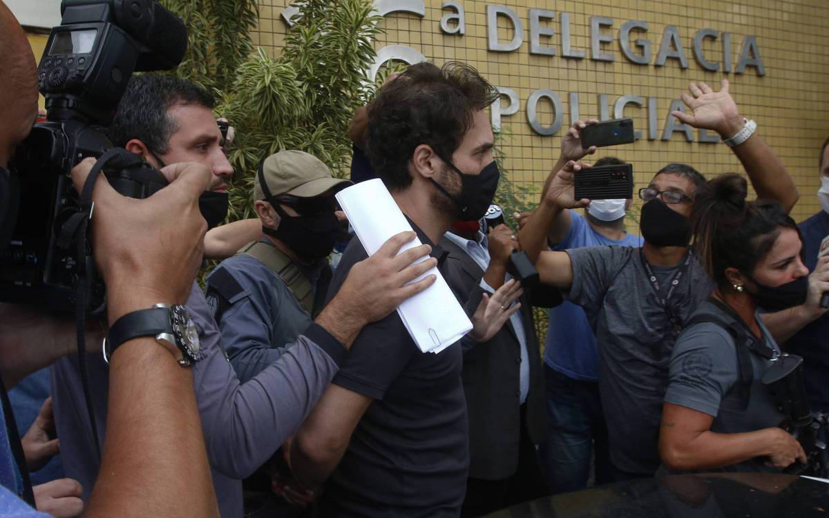 Policia - Caso Henry Borel- Policia Civil prendeu na manha de hoje o casal, vereador Jairinho e Monique Medeiros, padastro e mae do menino Henry Borel. Eles sao acusados de terem torturado e matado o pequeno Henry. Na foto, Dr. Jairinho, padrasto de Henry, deixa a 16 delegacia, na Barra da Tijuca, zona oeste do Rio, seguindo para custodia.