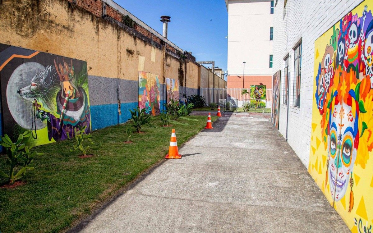 Pain&eacute;is do projeto Revitaliz&rsquo;Art expostos no drive-thru de vacina&ccedil;&atilde;o de Mesquita