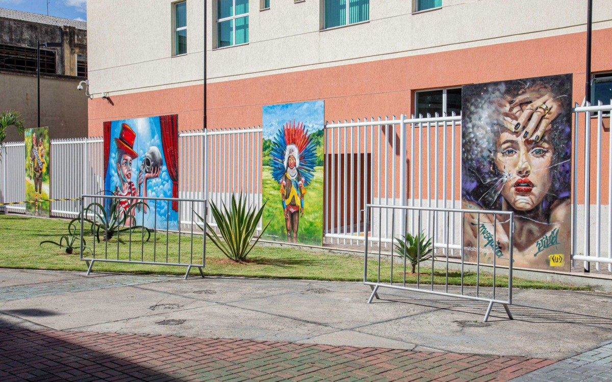 Painéis do projeto Revitaliz’Art expostos no drive-thru de vacinação de Mesquita - Yuri Mello / PMM / Divulgação