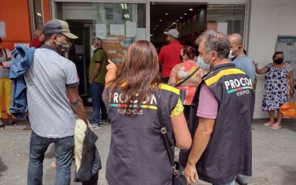 Agentes do Procon vistoriam filas de bancos na cidade