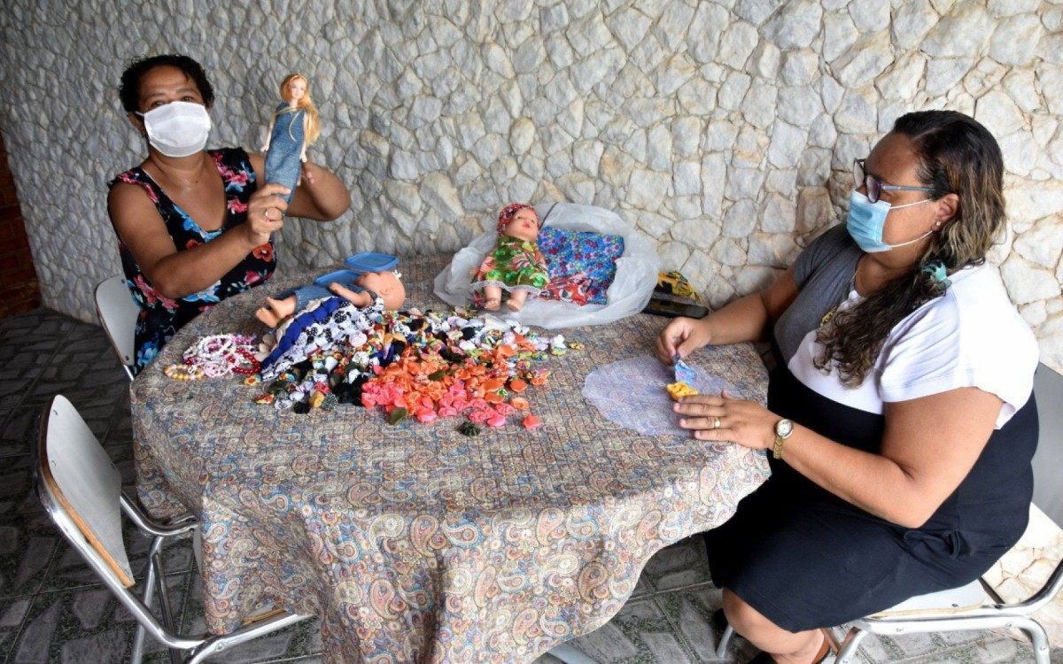 Residente Tatiana Cruz e Enfermeira Andr&eacute;a Alice na oficina de artesanato da RT